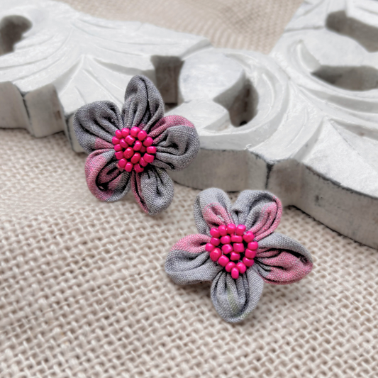 Grey floral ear stud