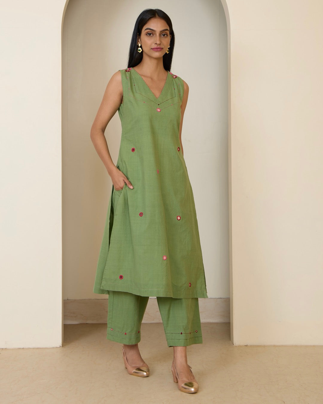 Ada sleevless kurta set