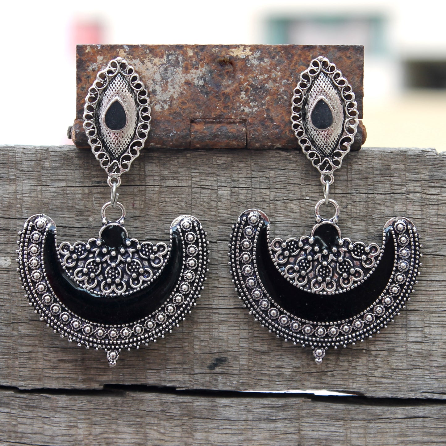 Half moon enamel earring- Black and silver